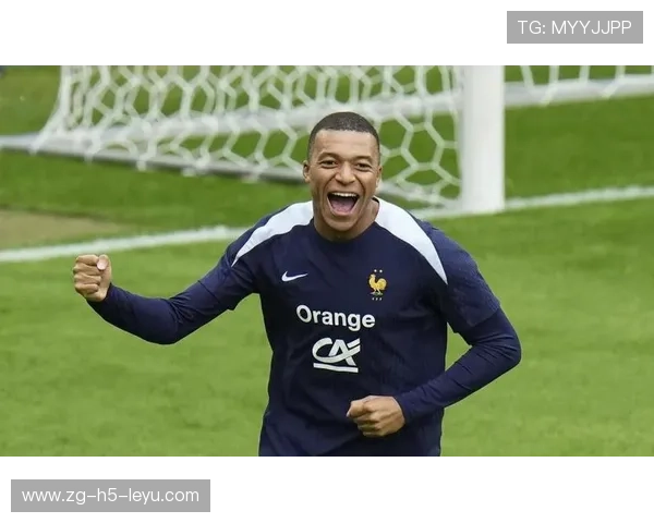 姆巴佩被拍到在机场为迷路旅客指路，温柔接地气